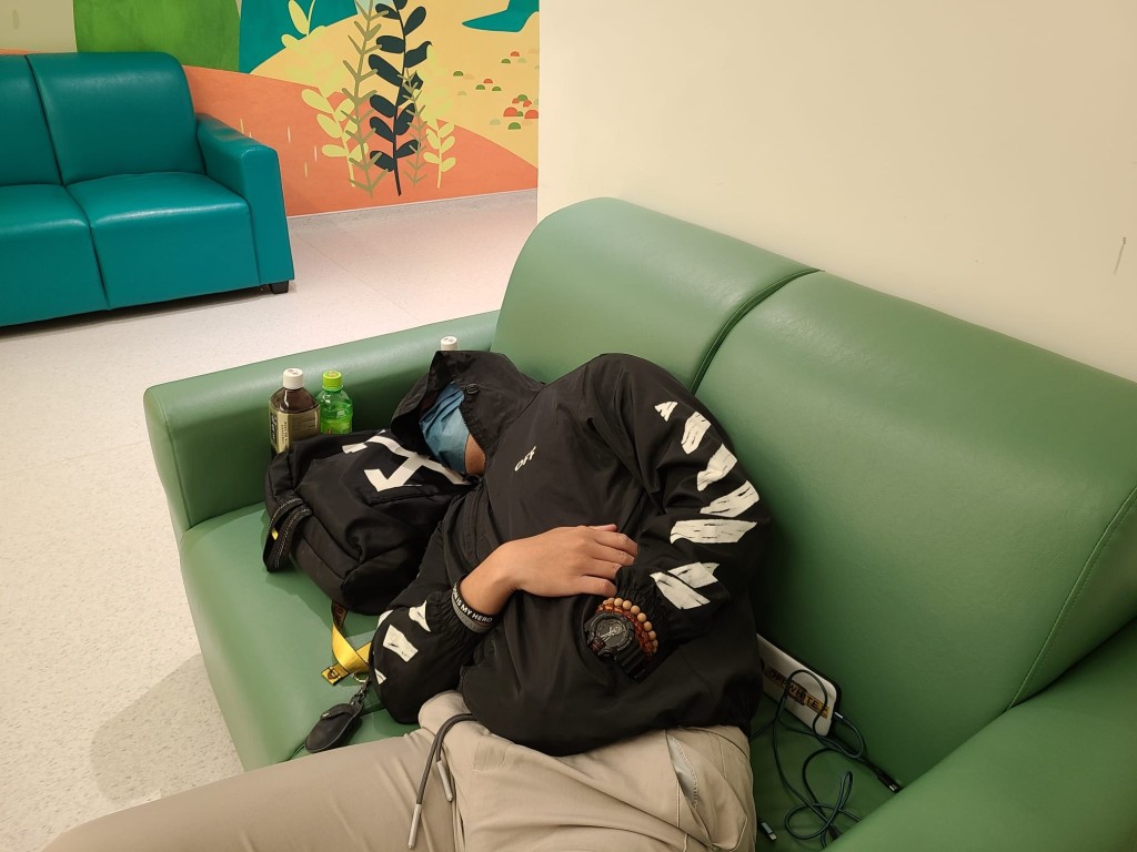小鐵漢爸爸留守醫院陪伴兒子，累得攤在梳化上休息。FB圖片