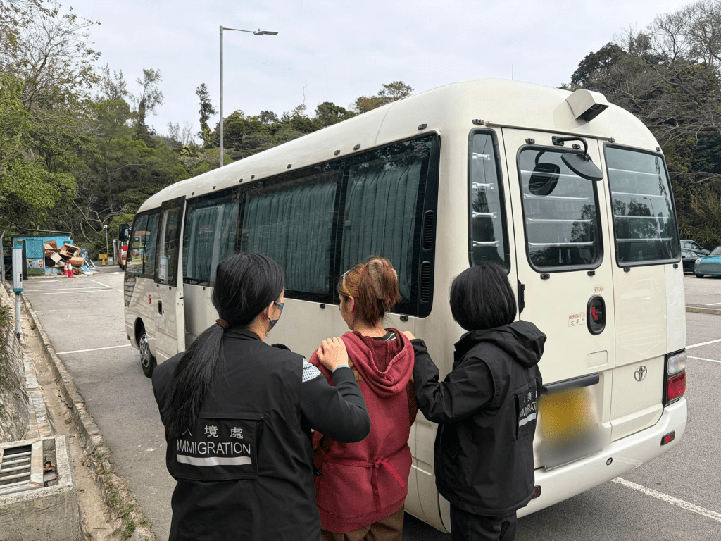 懷疑非法勞工在行動中被捕。政府新聞處圖片