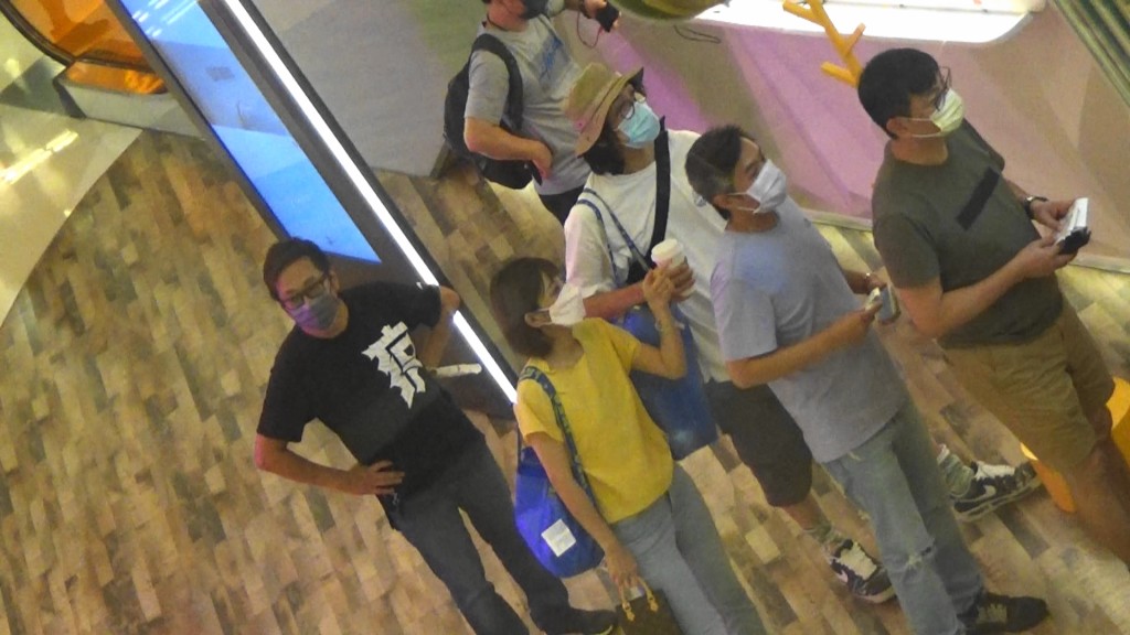 陸永會合老婆後便一齊排隊蓋車飛。