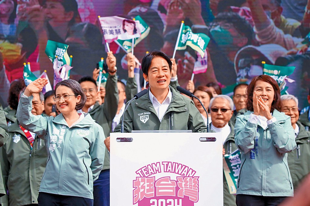 民进党参选人赖清德（中）和竞选副手萧美琴（左）26日在花莲造势。