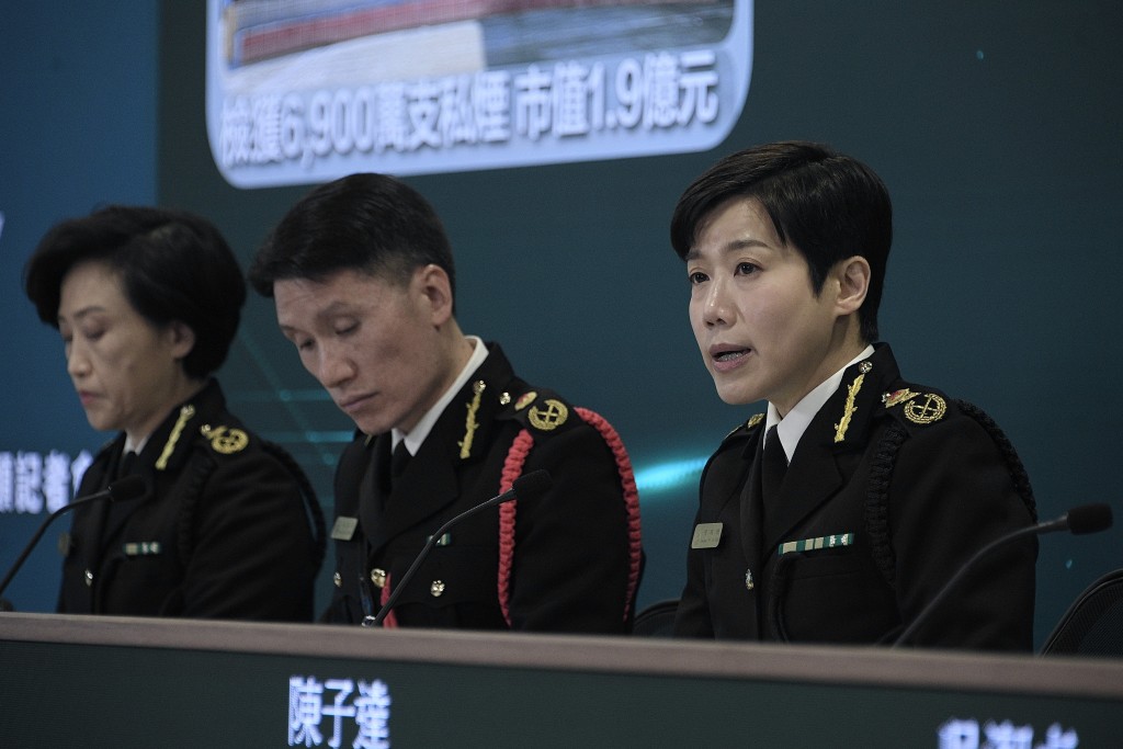 香港海关关长何佩珊（右）主持记者会。陈浩元摄