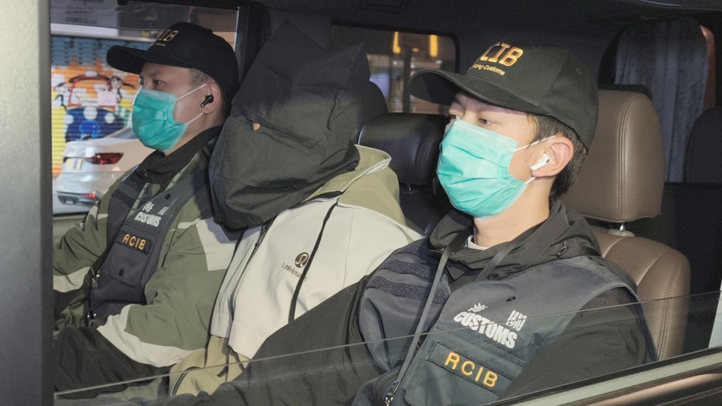 海關拘捕一名內地男子。黃文威攝 