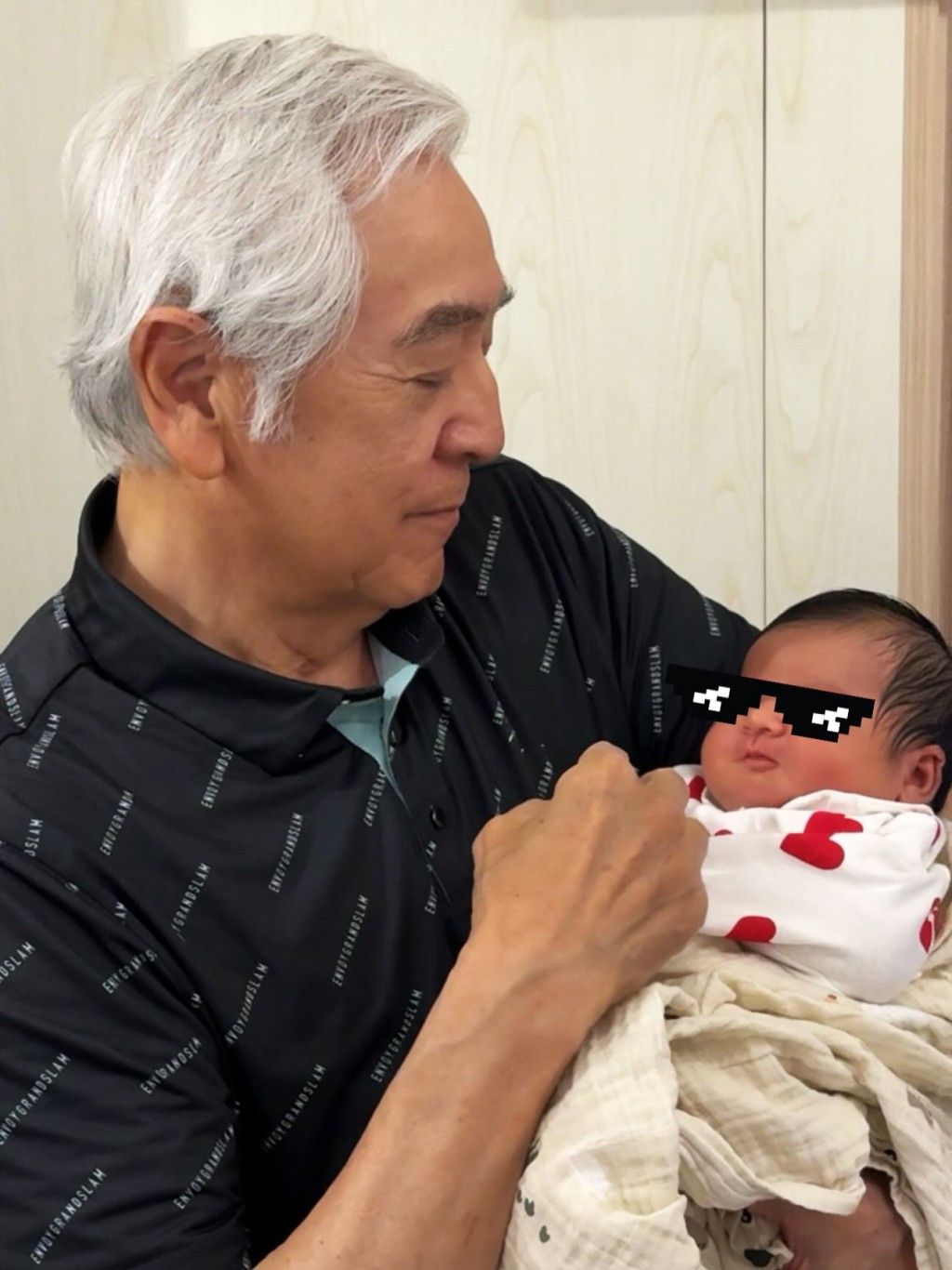 爺爺秦沛抱着孫女「小姜蓉」，臉上流露一幅慈祥爺爺的神態。
