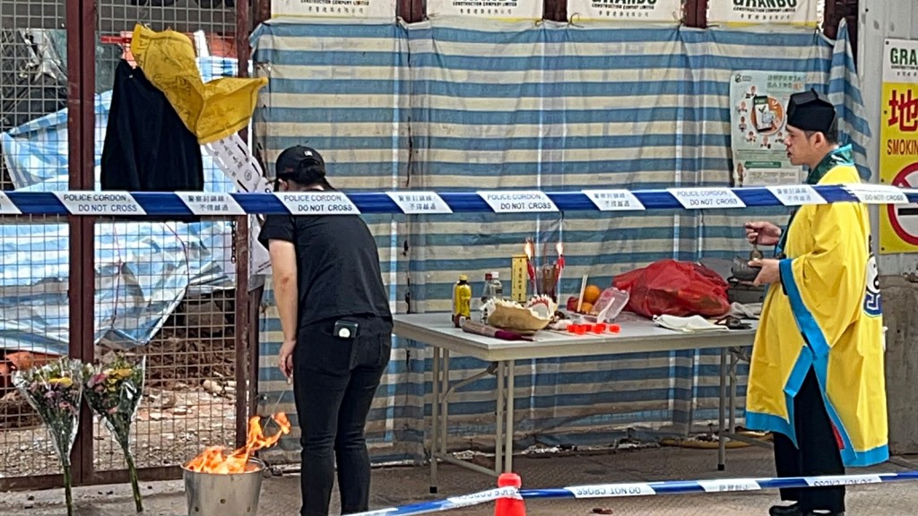 死者家屬在場拜祭。蔡楚輝攝 死者家屬在場拜祭。蔡楚輝攝