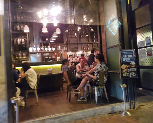 個別酒吧生意上升。錢雋永提供