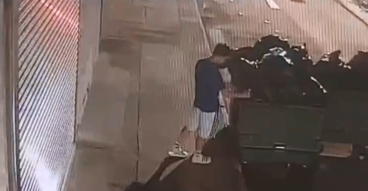 男童用打火機點燃垃圾桶內的垃圾。網上片段截圖 男童用打火機點燃垃圾桶內的垃圾。網上片段截圖