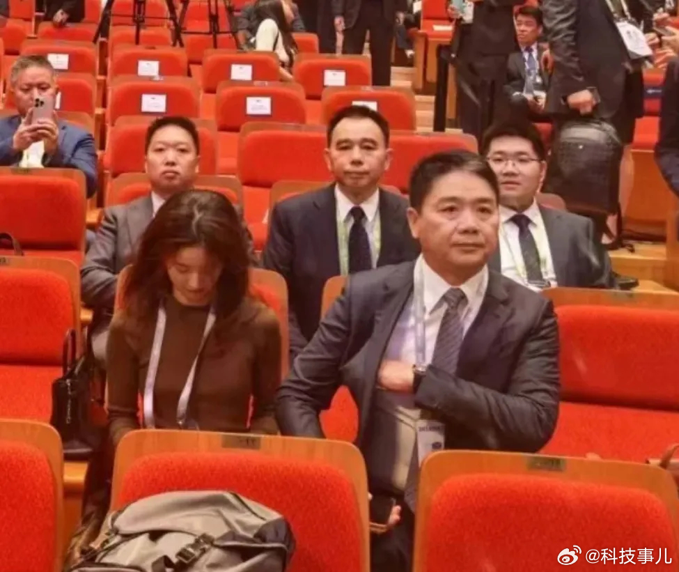 劉強東與「奶茶妹」太太章澤天在南韓APEC峰會再次同框。 劉強東與「奶茶妹」太太章澤天在南韓APEC峰會再次同框。