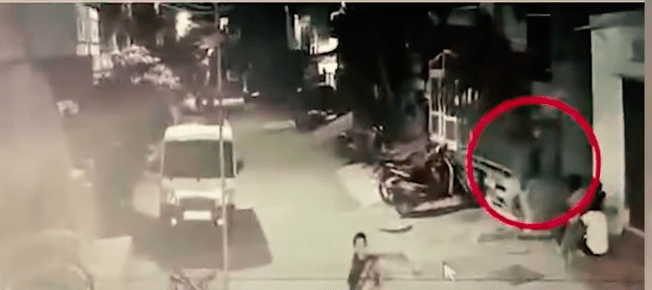 雷迪残杀和肢解妻子后,于当晚3次外出弃尸,从街道监视器可见,当时他背着背囊,手挽盛着妻子尸块的胶袋。《India Today》影片截图 雷迪残杀和肢解妻子后,于当晚3次外出弃尸,从街道监视器可见,当时他背着背囊,手挽盛着妻子尸块的胶袋。《India Today》影片截图