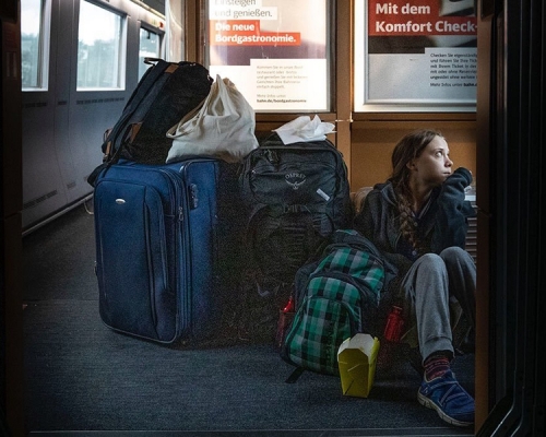 瑞典環保少女通貝里上傳火車坐地板照片,德國鐵路反應過敏,反被網民諷刺。(網圖)