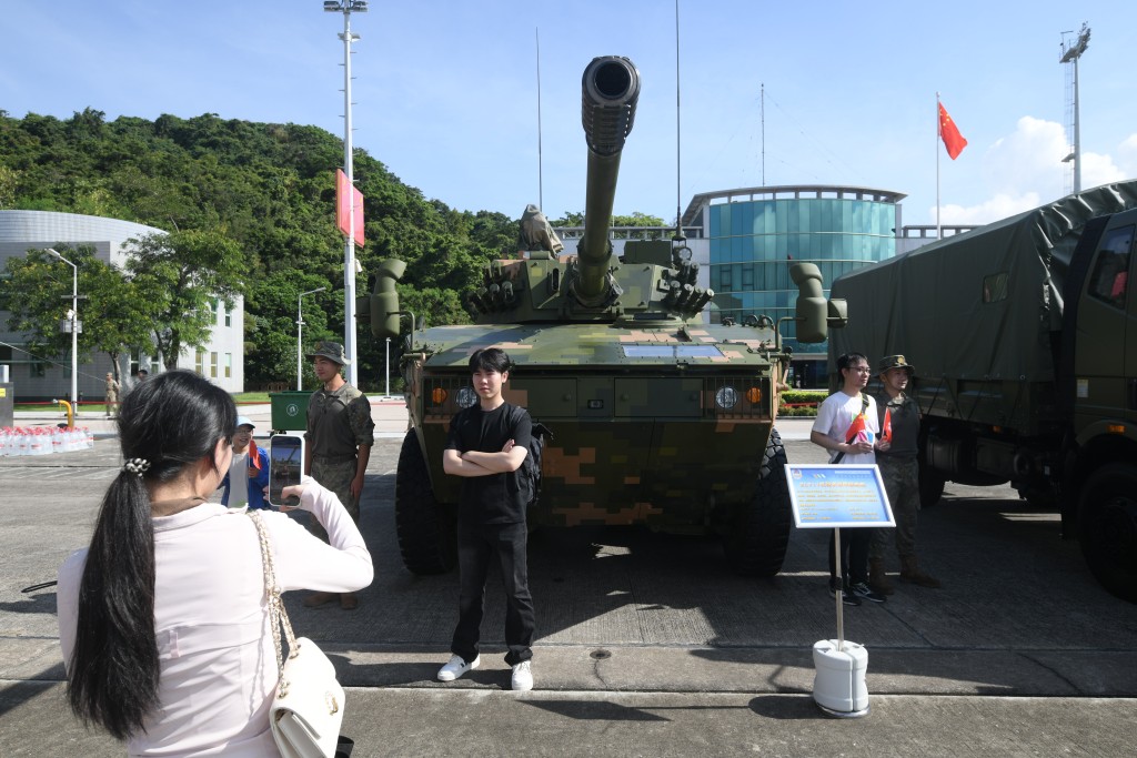 解放軍駐港部隊繼續開放昂船洲軍營。 解放軍駐港部隊繼續開放昂船洲軍營。