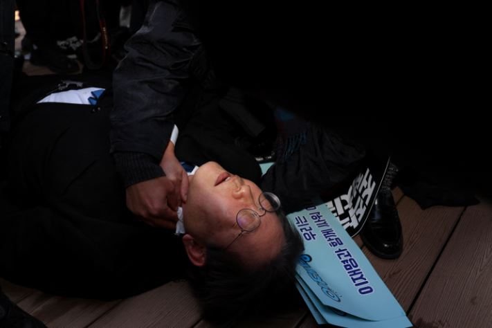南韩最大在野党「共同民主党」党魁李在明昨日遇袭。路透社