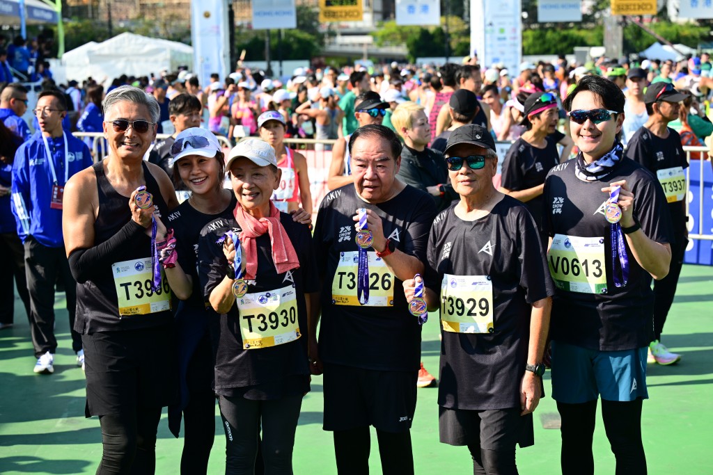 周潤發率「幾百歲」明星隊齊衝線。攝影：廖偉業