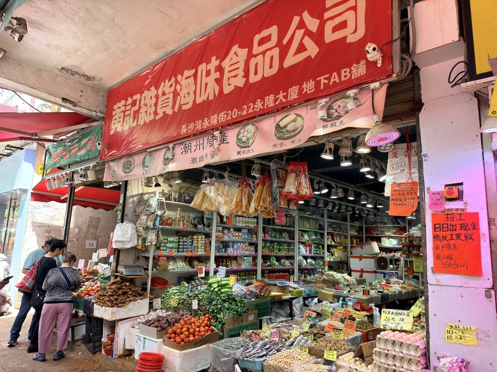 芝麻是一間雜貨店的貓店長。梁國峰攝 芝麻是一間雜貨店的貓店長。梁國峰攝