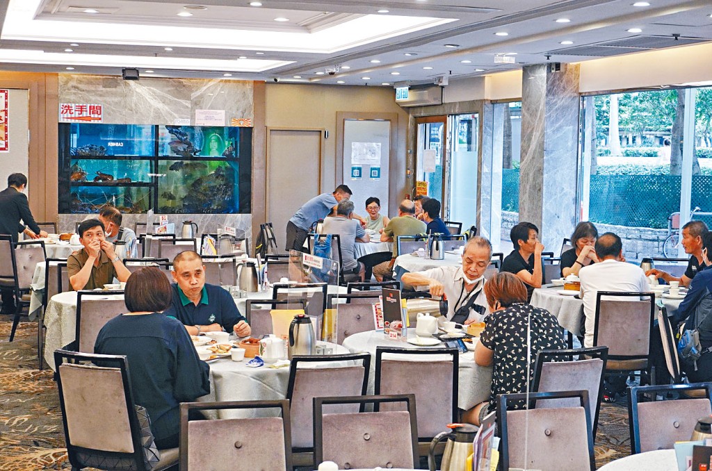 社交距離仍是每日要緊守的措施。