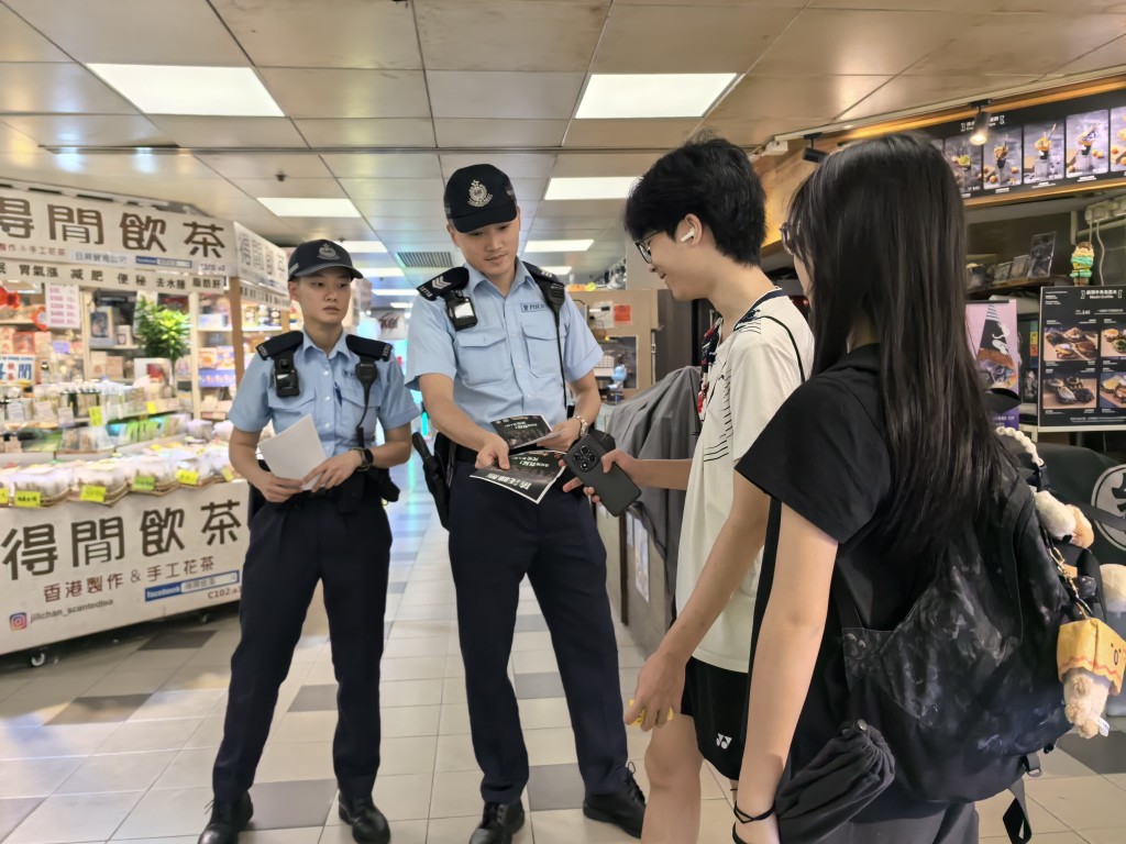 警方向場內市民派發宣傳單張。 警方向場內市民派發宣傳單張。