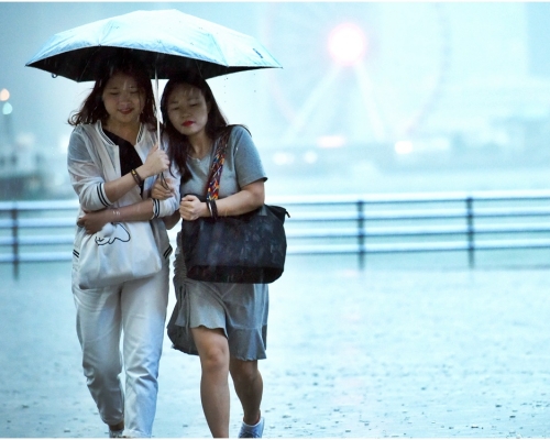 天文台在上午10時05分發出黃色暴雨警告信號。資料圖片