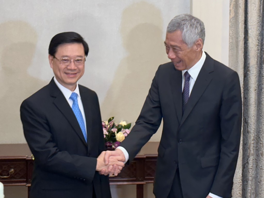 李家超拜会新加坡总理李显龙，与对方出席午宴。