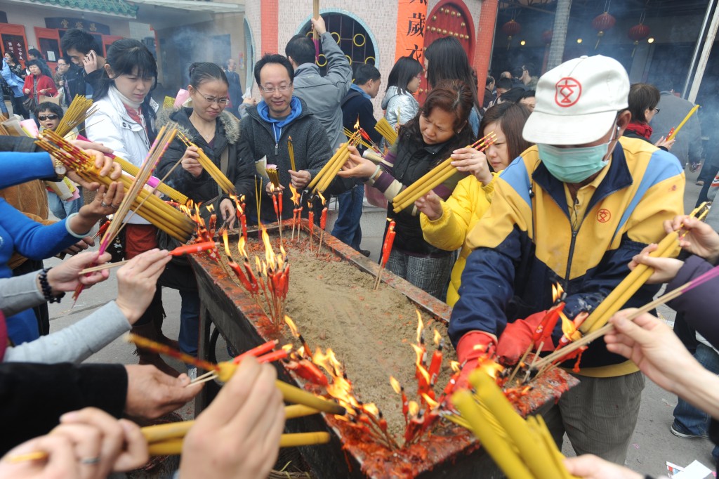 传统上“摄太岁”自农历立春后开始，现今不少人选择农历年初三后进行。