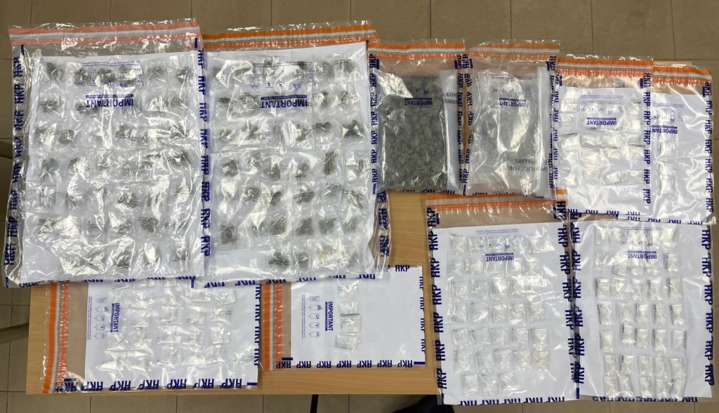 警方檢獲共值約21萬元的各類毒品。 警方檢獲共值約21萬元的各類毒品。