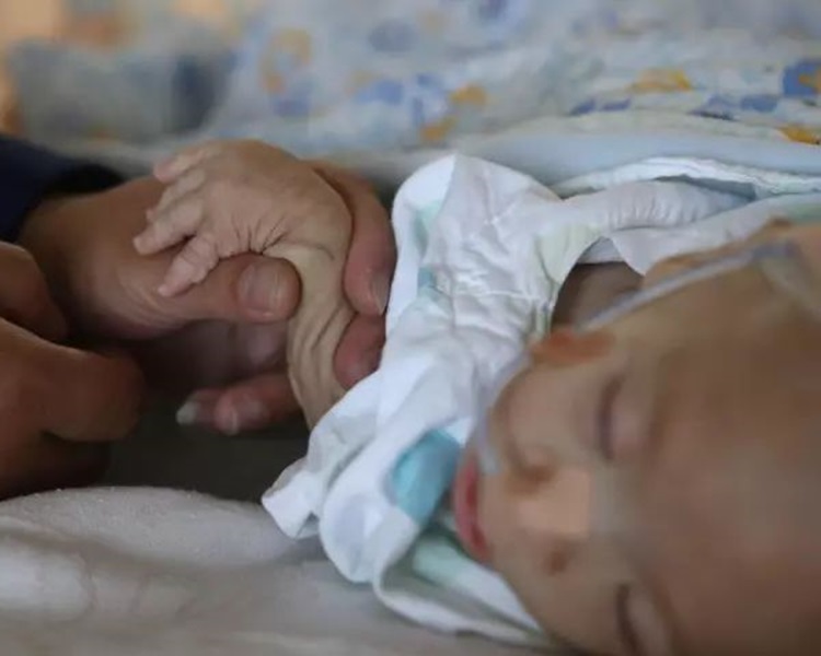 曾經有朋友提出「放棄女兒吧,這個就是個無底洞」,但媽媽說不可能眼睜睜看著她而死。