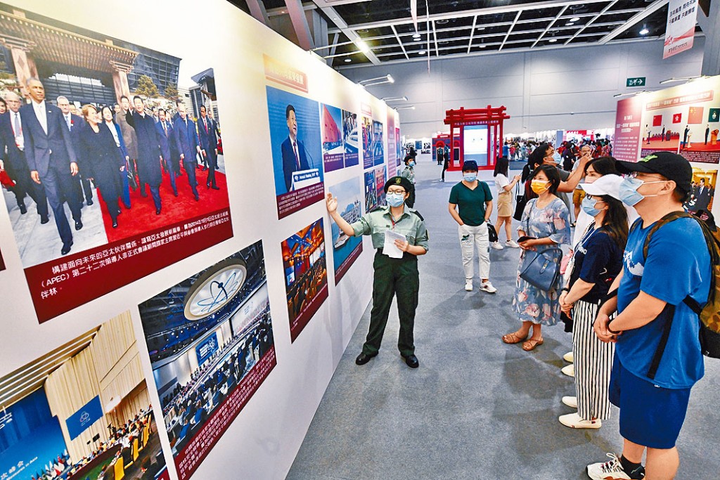 ■场内展出逾八百六十幅珍贵图片，展示中共百年历史。