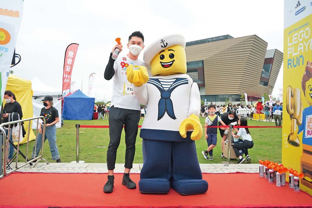 曾憲文先生與樂高水手和一眾參賽者在起跑線合照。