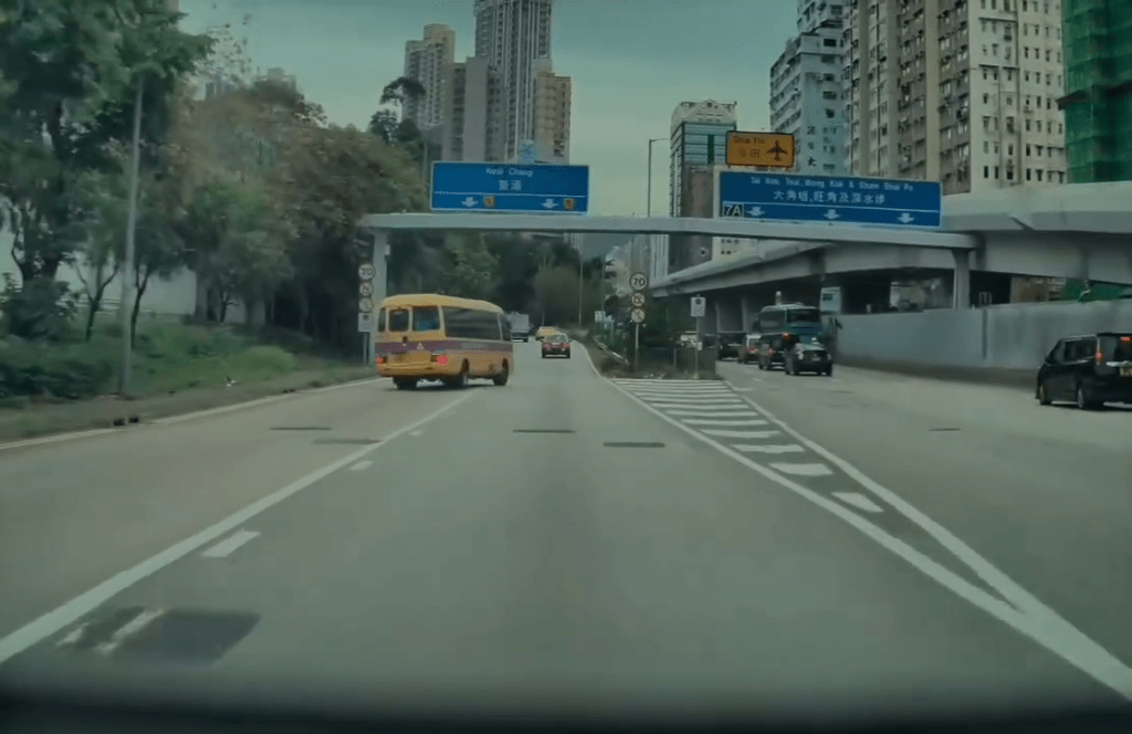 校巴司機竟急煞，在分岔路前連切實線和影線。