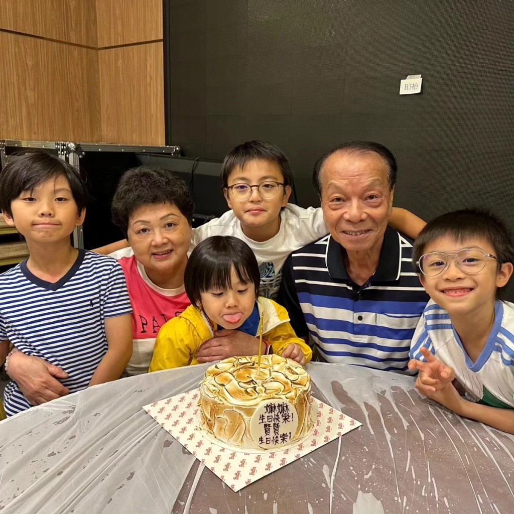 莫家淦父母兒孫滿堂。 莫家淦父母兒孫滿堂。