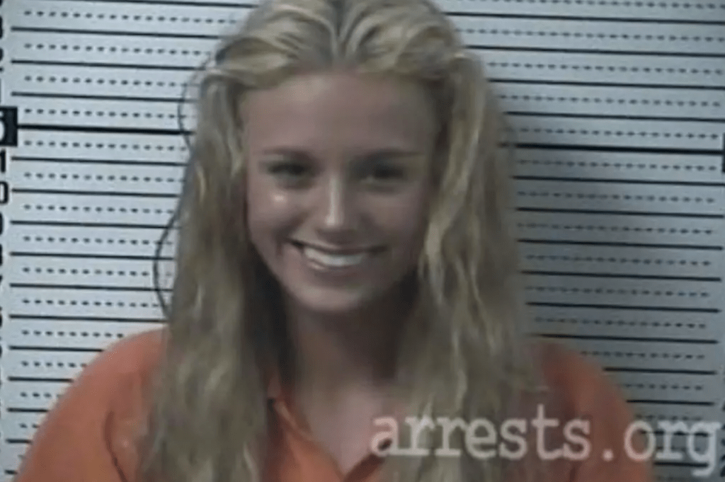 蕊安娜的狱囚照总是笑容灿烂。