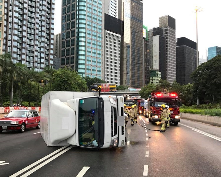 貨車疑路滑失控翻側。Tsang Cheuk Sau圖片