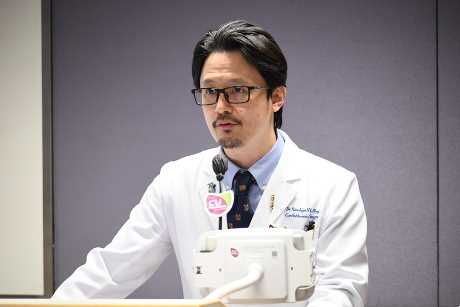 中大外科學系心胸外科做主任黃鴻亮教授。 何健勇攝
