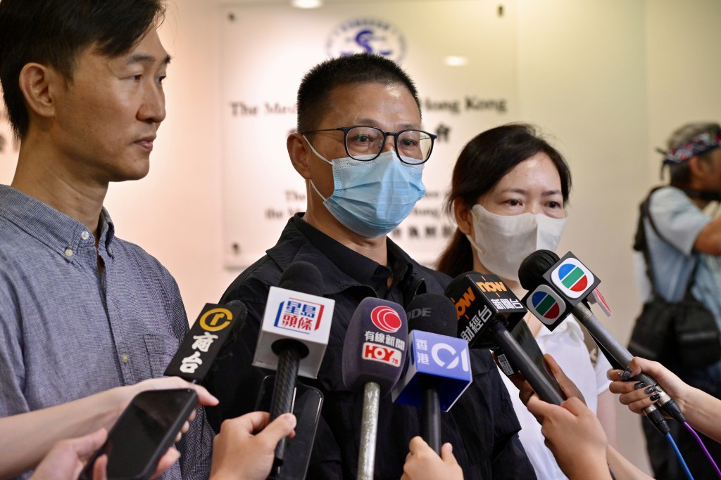 男童父親黎志堅(中)。 男童父親黎志堅(中)。