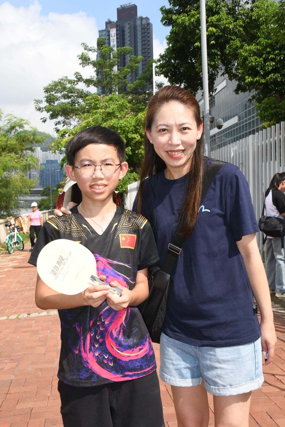 何太陪儿子追星外，亦在体院门外跟一齐追星的同好「组团」，稍后到山顶碰碰运气。