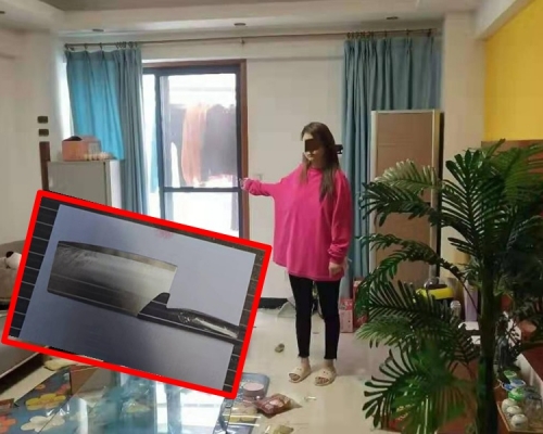 周女展示扔菜刀的地方。網圖