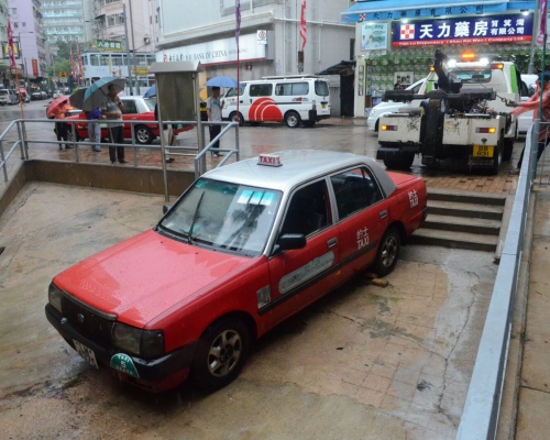 東大街有的士被水浸至車窗。