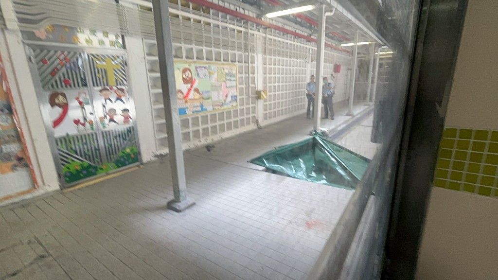 屍體蓋上遮屍帳篷。楊偉亨攝 屍體蓋上遮屍帳篷。楊偉亨攝