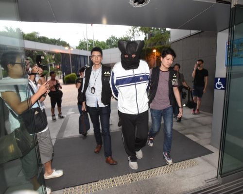 警方拘捕一名男子。徐裕民攝