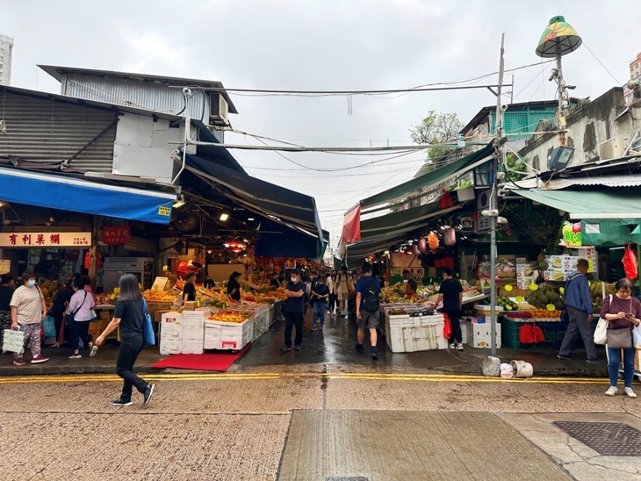 油麻地果栏专门批发蔬果，每天都有不少新鲜水果售卖。（民政事务总署图片）