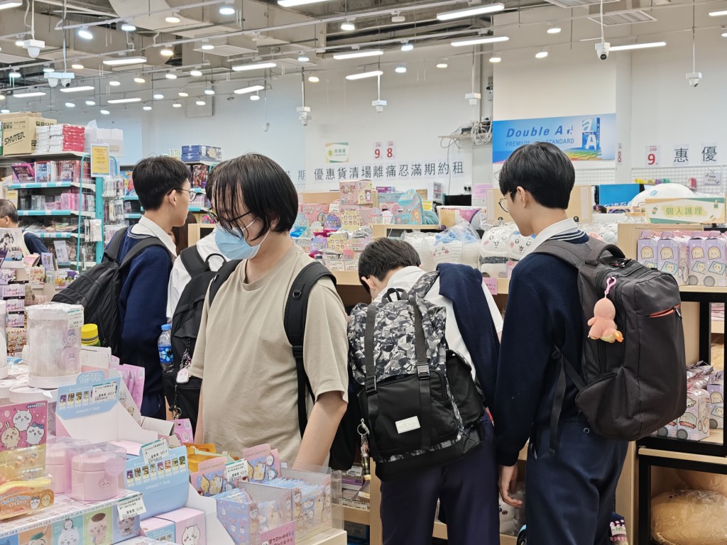 已結業的沙田石門分店在平日放學時段人流頗多。資料圖片