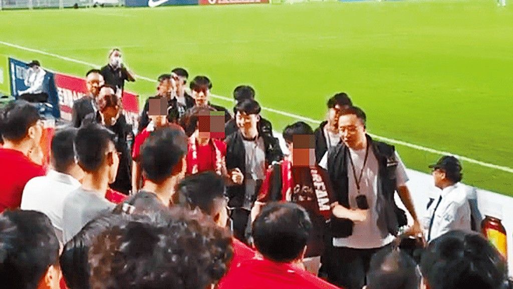 香港對伊朗足球賽奏國歌期間，3人無站立或背向國旗被警員帶走調查。