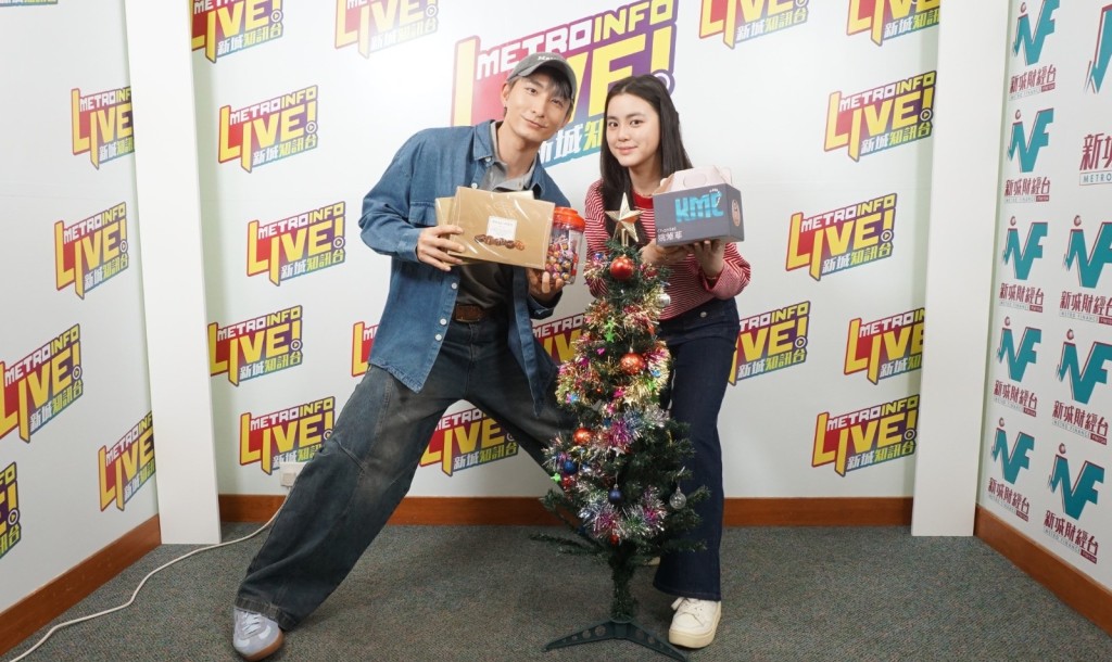 張馳豪與姚焯菲昨日聖誕前夕到新城派朱古力，並向支持他們一年的粉絲致謝。
