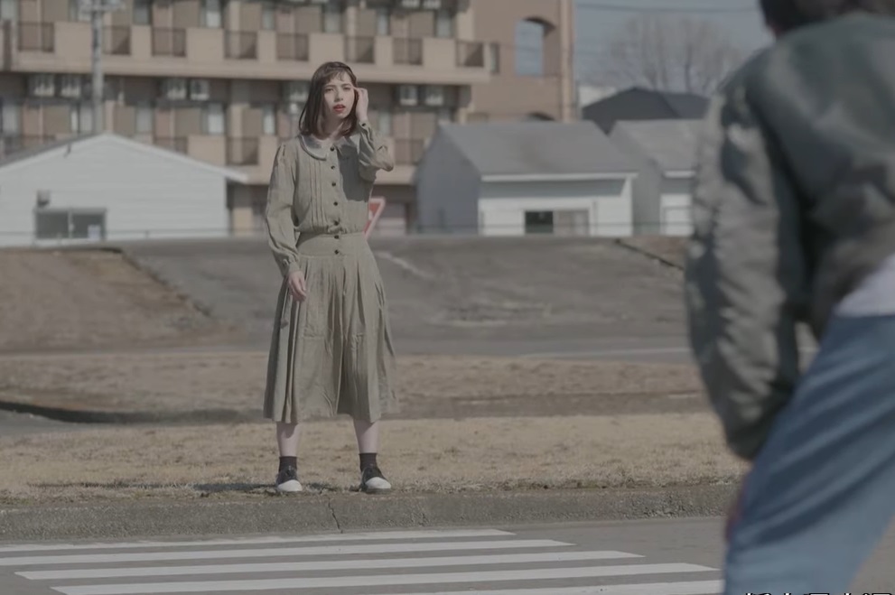 情侶被分隔馬路兩邊。影片截圖