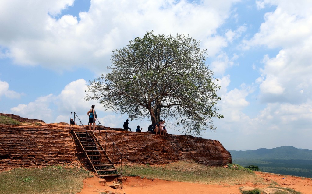 遊客參觀錫吉里耶（Sigiriya）。 新華社