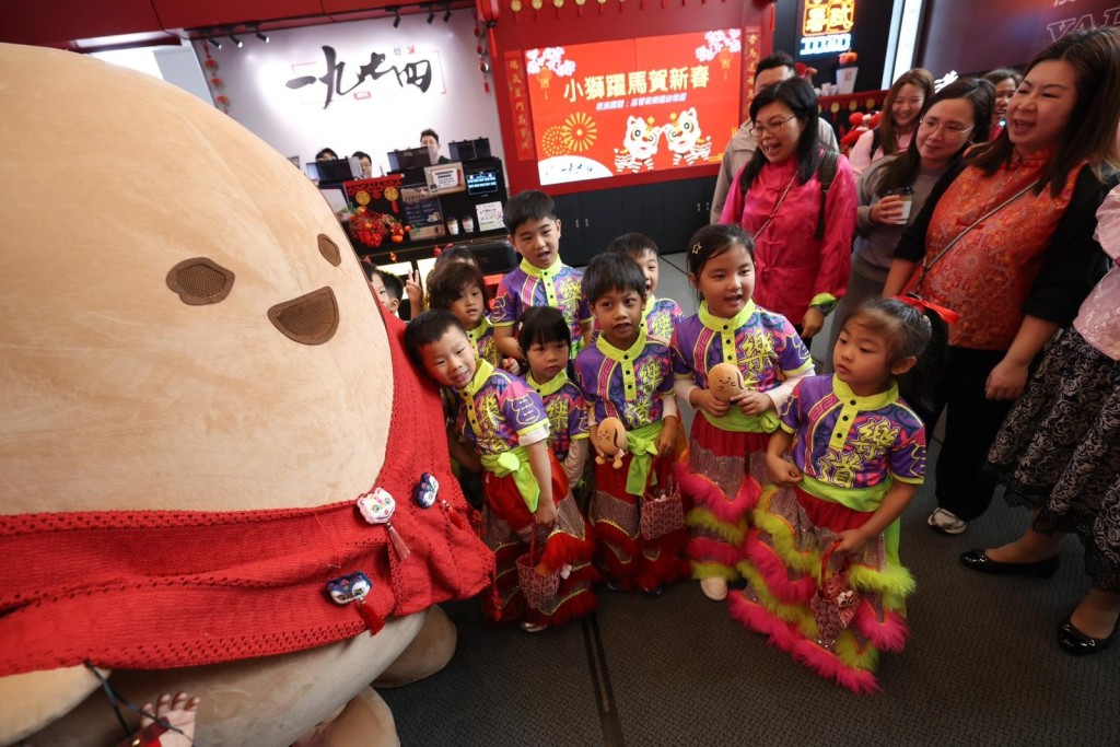 廉署今日特别邀请基督教乐道幼稚园学生到“一九七四”咖啡厅进行别出心裁的醒狮表演，推广中国传统贺岁文化及宣扬诚实廉洁等价值观。