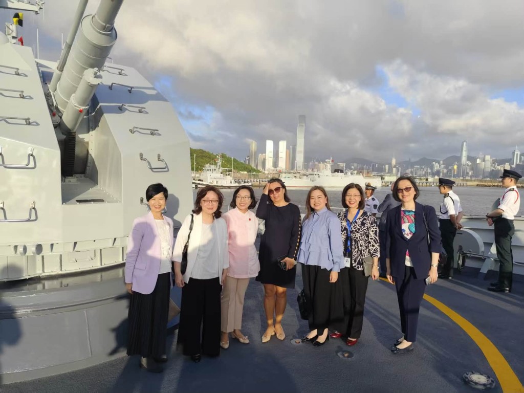 羅淑佩與一眾官員登艦參觀。