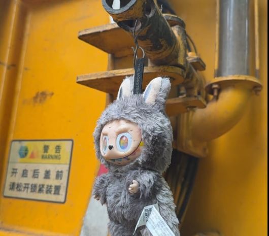 隱藏款LABUBU被掛在吸糞車上。抖音