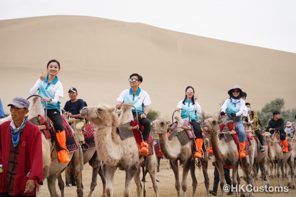 团员在骆驼背上饱览沙漠壮阔的景色。（海关FB图片）