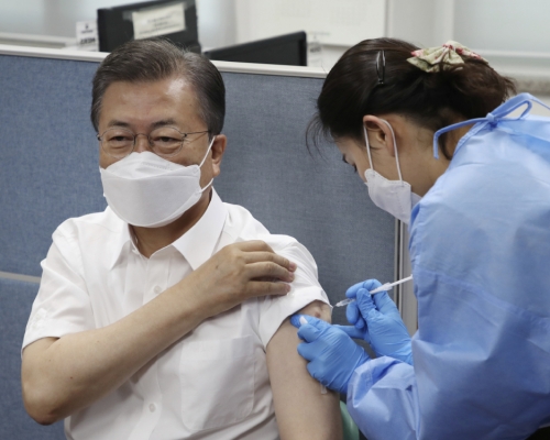 南韓總統文在寅接種阿斯利康新冠疫苗。AP圖片