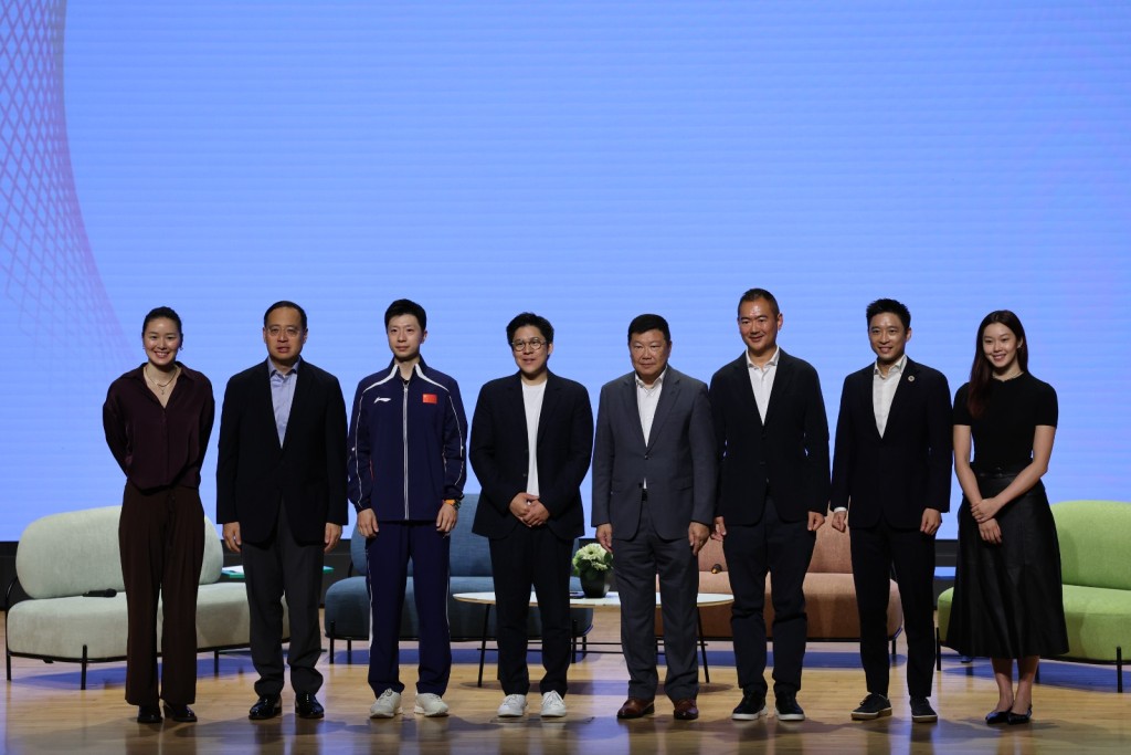 會前大合照包括奧運六金得主馬龍（左三）、今日客串司儀的歐鎧淳（右一）及退役飛魚江忞懿（左一），還有港協暨奧委會義務秘書長楊祖𧶽（右四）及主持霍啟剛（左四）等。徐嘉華攝