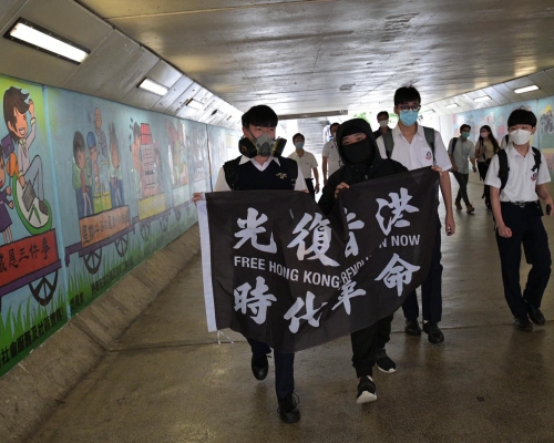 荃灣有學生聚集遊行。
